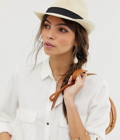 Straw accessories: timeless pieces for any chic outfit!